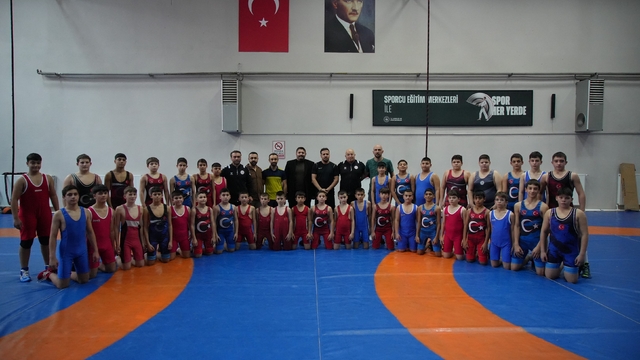 Edirne'de ata sporu güreşle geleceğin şampiyonları yetişiyor