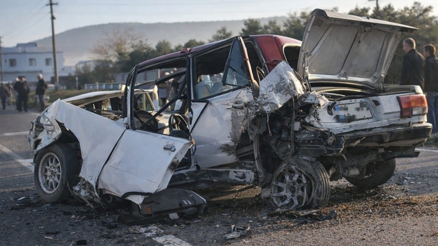 Milas'ta zincirleme kaza, Tofaş araç teneke kutu gibi ezildi