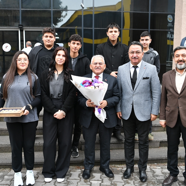 Başkan Büyükkılıç'tan lise öğrencilerine 'kariyer' ve 'gelecek' tavsiyeleri