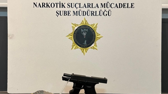 Durdurulan cipin kolçağındaki gizli bölmeden uyuşturucu ve ruhsatsız tabanca çıktı