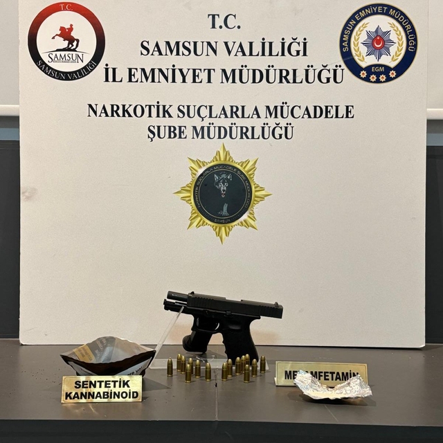Durdurulan cipin kolçağındaki gizli bölmeden uyuşturucu ve ruhsatsız tabanc...