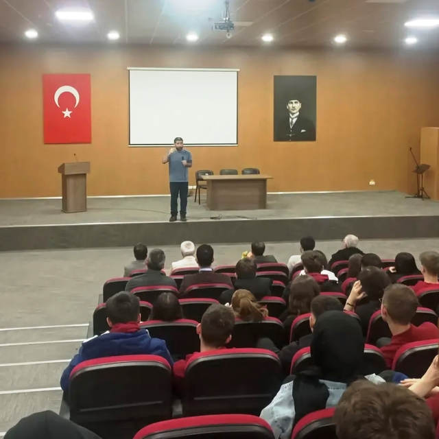 Hisarcık'ta söyleşi ve kitap tahlili programı düzenlendi