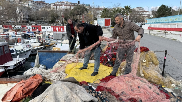 Tekirdağlı balıkçılar poyrazın dinmesini bekliyor