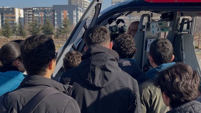 Bilişim Akademisinin öğrencileri hava ambulansı olarak kullanılan helikopteri inceledi