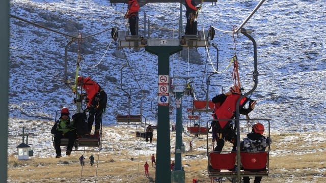 Antalya'da gerçeği aratmayan teleferik kurtarma tatbikatı
Senaryo gereği 2 bin 200 rakımdaki merkezde teleferikte mahsur kalan 14 vatandaş kurtarıldı
Saklıkent Kayak Merkezi sezona hazırlanıyor