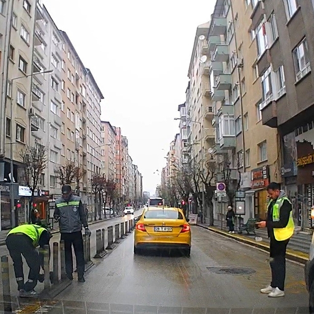 Çakılmasıyla tepki çeken dubalar belediye tarafından söküldü