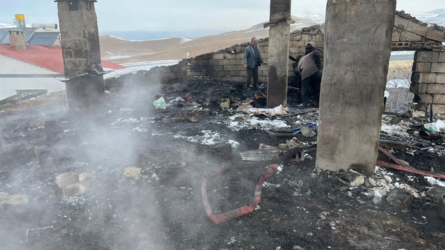 Çatak'ta çatı yangını: 2 kişi dumandan etkilendi