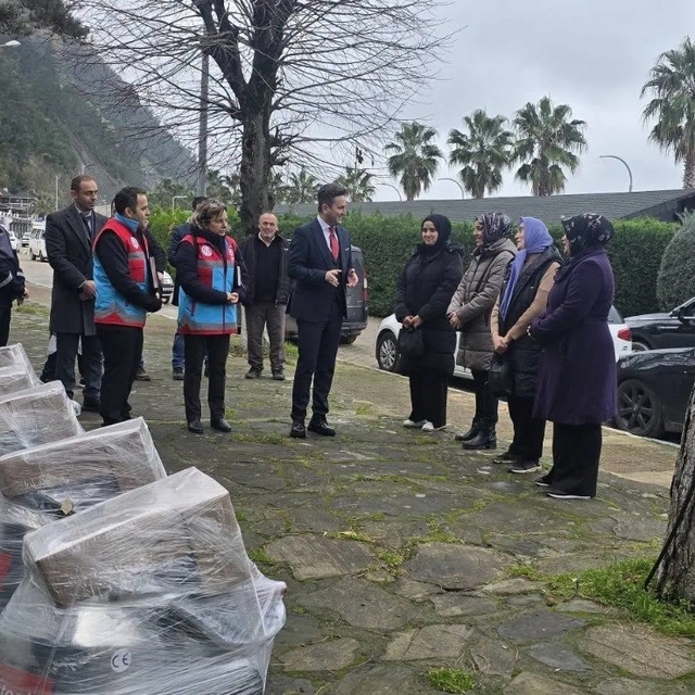 Ayancık'ta kadın üreticilere makine desteği
