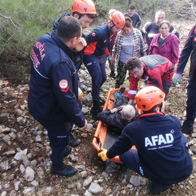 Hayvan otlatırken kayalıklardan düştü