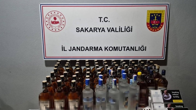 Sakarya'da yılbaşı öncesi 211 personelle sahte içki operasyonu
Sahte içkiyi piyasaya sürmeyi planlayan 6 şüpheliye jandarma baskını
