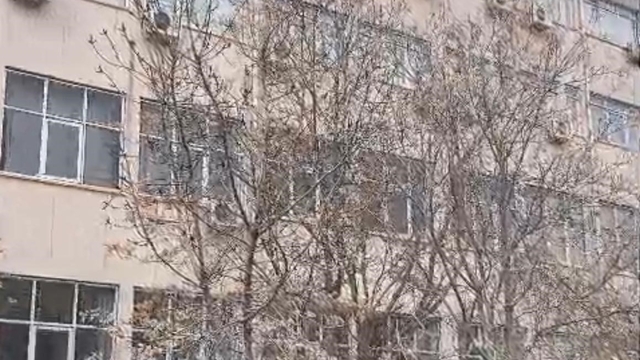 Dicle Üniversitesi'nde intihar girişiminde bulunan şahıs çatıdan indirildi