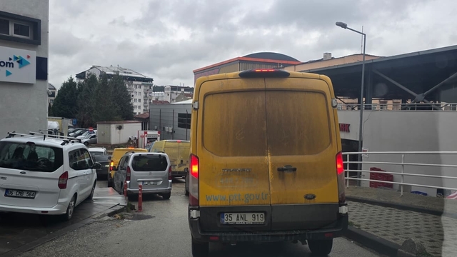 Her sabah trafiği felç eden PTT kargo araçları sürücüleri çileden çıkarıyor