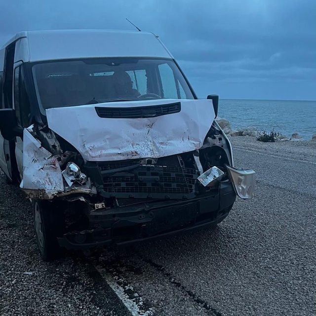 Kamyona çarpan servis aracındaki 3 öğrenci yaralandı