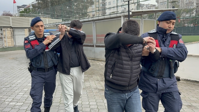 Araçlarında uyuşturucu hap ele geçirilen 2 kişi gözaltına alındı