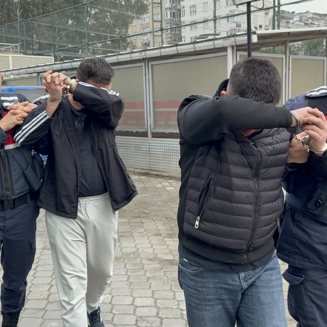 Araçlarında uyuşturucu hap ele geçirilen 2 kişi gözaltına alındı