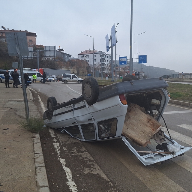 Çorum'da hafif ticari araç ile otomobil çapıştı: 1 yaralı