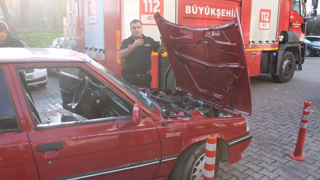 Otomobilden dumanlar yükseldi, ekipler harekete geçti