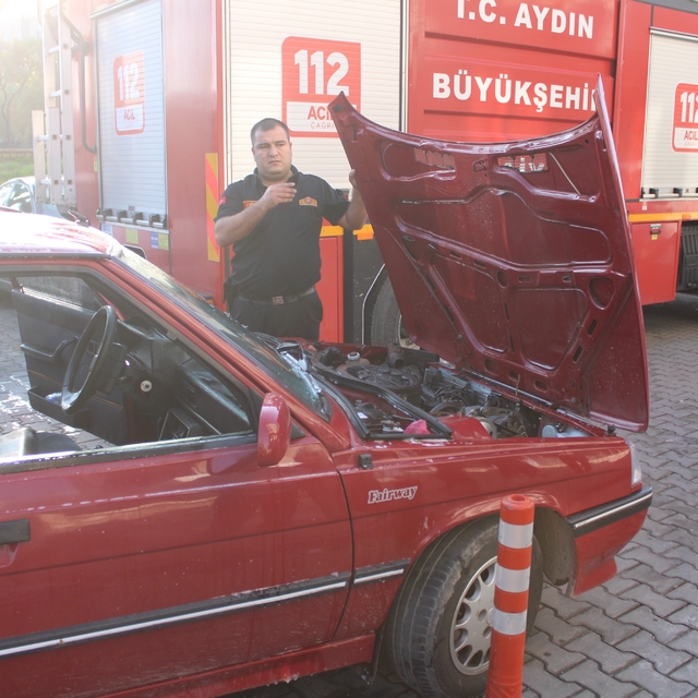 Otomobilden dumanlar yükseldi, ekipler harekete geçti