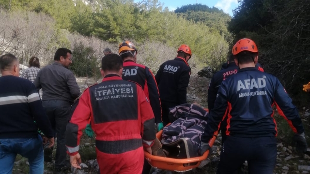 Muğla'da kayalıklardan düşen kişi kurtarıldı