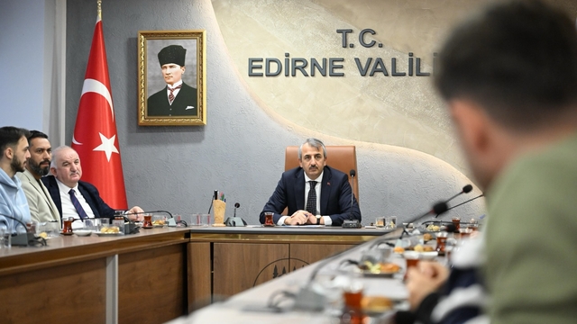 Edirne Valisi Sezer, Okuldan Spora ve Mahalle Ligi antrenörleriyle buluştu