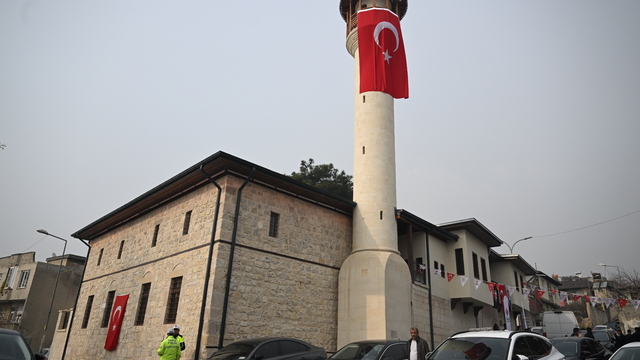Kahramanmaraş'ta depremde yıkılan cami yeniden inşa edilerek ibadete açıldı