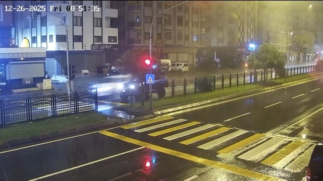 Arka koltuktan direksiyona geçti, bir gencin ölümüne neden oldu
Kırmızı ışıkta duran motosikletli gence kullandığı araçla çarparak ölümüne sebep olan şahsın açık cezaevinden izinli çıktığı iddia ediliyor