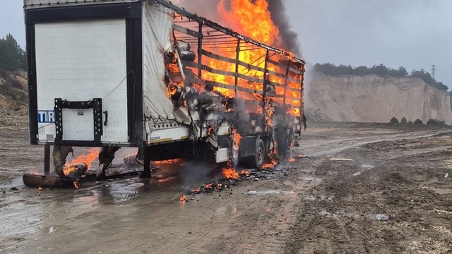 Bolu'da kağıt yüklü dorse alev topuna döndü