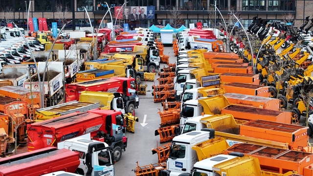 Kocaeli'de 265 milyon liralık 42 yeni iş makinesi hizmete girdi
Tuz stokları dolu, araçlar hazır