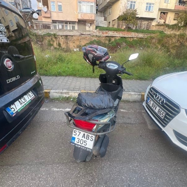 Sinop'ta devrilen motosiklette sürücü yaralandı