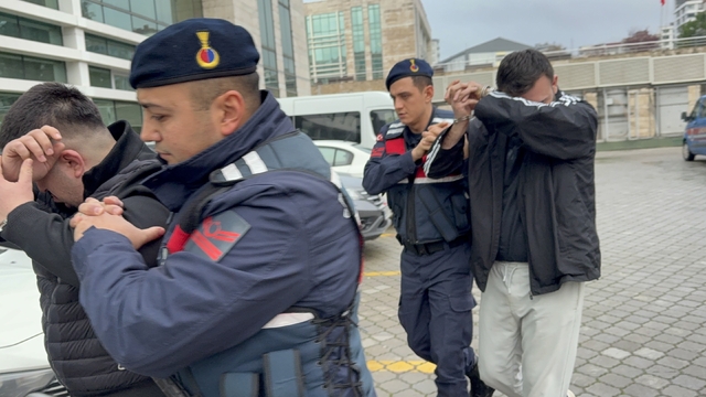 Araçlarında uyuşturucuyla yakalanan 2 kişi tutuklandı