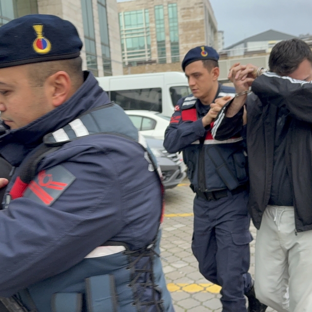 Araçlarında uyuşturucuyla yakalanan 2 kişi tutuklandı