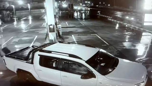 Ehliyetsiz sürücünün kullandığı kamyonetin motosiklete çarptığı kaza kamerada; 1 ölü