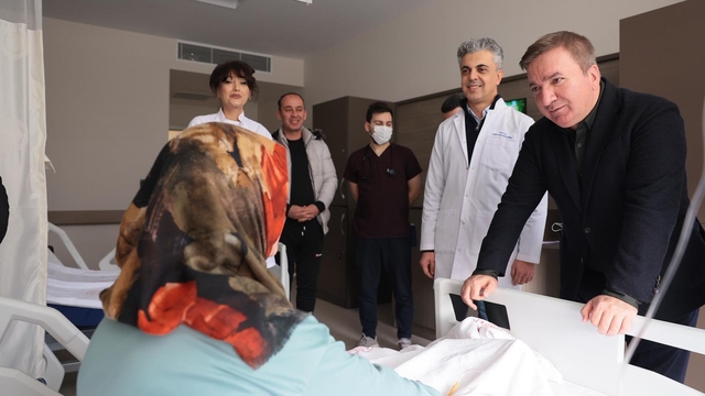 Vali Aydoğdu hastanede tedavi gören hastaları ziyaret etti