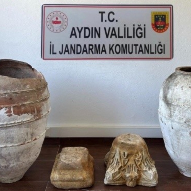 Söke'de tarihi eser operasyonu
Roma ve Neolitik döneme ait parçalar ele geç...