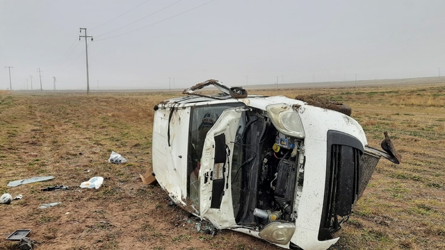 Konya'da şarampole devrilen hafif ticari araçtaki 1 kişi öldü, 2 kişi yaralandı