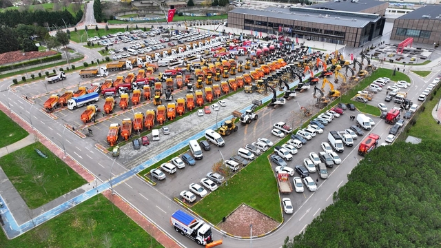 Kocaeli Büyükşehir Belediyesi karla mücadelede filosunu 42 iş makinesiyle güçlendirdi