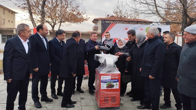 Erzincan'da üreticiye destek: Dut sıkma ve koyun kırkım makinası dağıtıldı