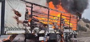 Kağıt yüklü TIR'ın dorsesi alev alev yandı