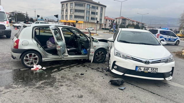 Erzincan'da iki otomobil çarpıştı: 2 yaralı
