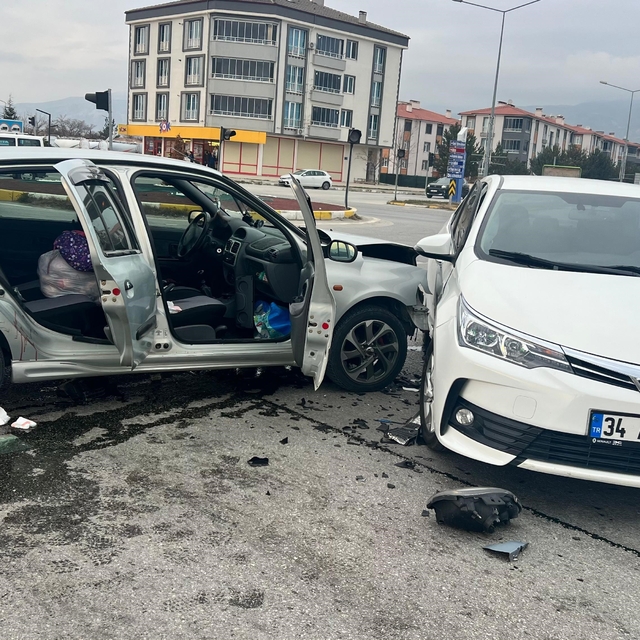 Erzincan'da iki otomobil çarpıştı: 2 yaralı