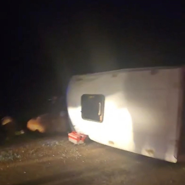 İnşaat işçilerini taşıyan minibüs devrildi: 16 yaralı