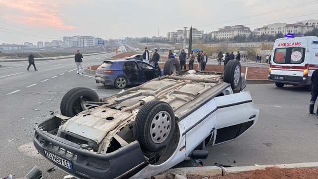 Şanlıurfa'da iki otomobilin çarpıştığı kazada iki kişi yaralandı