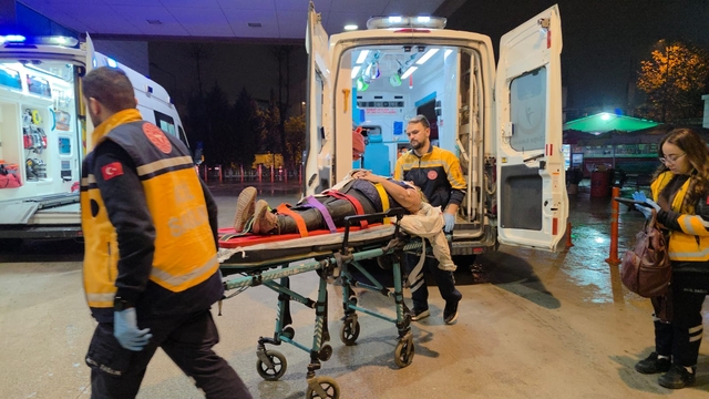 Bursa'da yolun karşısına geçmeye çalışan kadına kamyonet çarptı