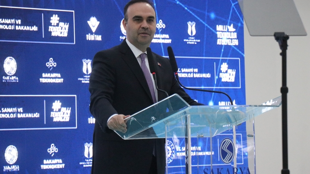 Bakan Kacır: "Türkiye teknoloji girişimciliğinde Avrupa'nın parlayan yıldızı olarak tarif ediliyor"
"23 yıl önce piyade tüfeğini yurt dışından temin eden bir ülkeydik, bugün, kendi İHA'sını, mühimmatını, uçaklarını, uydularını geliştiren, üreten ve dünyaya ihraç edebilen bir ülkeyiz"
"Ar-Ge harcamalarımızın milli gelirimizdeki payını binde 5'ten yüzde 1,46'ya çıkardık"
"Her yaştan çocuğumuzu ve gencimizi bilimin büyülü dünyasıyla buluşturacağız"