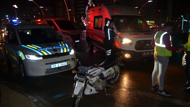 Polisin 'dur' ihtarına uymayan çocuk sürücü, kaçarken kaza yapıp yaralandı