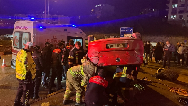 Bartın'da polisin "dur" ihtarına uymayan sürücü kaza yaptı, 3 kişi yaralandı