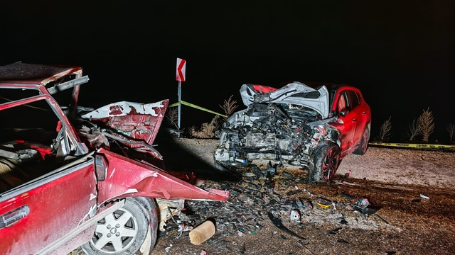 Manisa'da feci kaza: Aynı aileden 3 kişi hayatını kaybetti
Tahliye edilen yakınlarını almaya giden aynı aileden 3 kişi kazada hayatını kaybetti