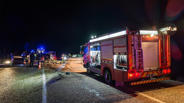 Manisa'da iki otomobil çarpıştı; 3 ölü, 1 yaralı