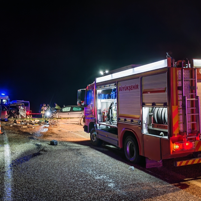 Manisa'da iki otomobil çarpıştı; 3 ölü, 1 yaralı