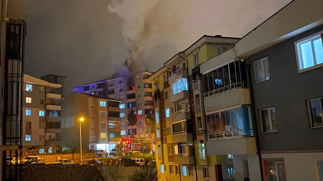 Bilecik'te binanın 6. katında yangın çıktı
İtfaiye ekiplerinin yangına müdahalesi devam ediyor